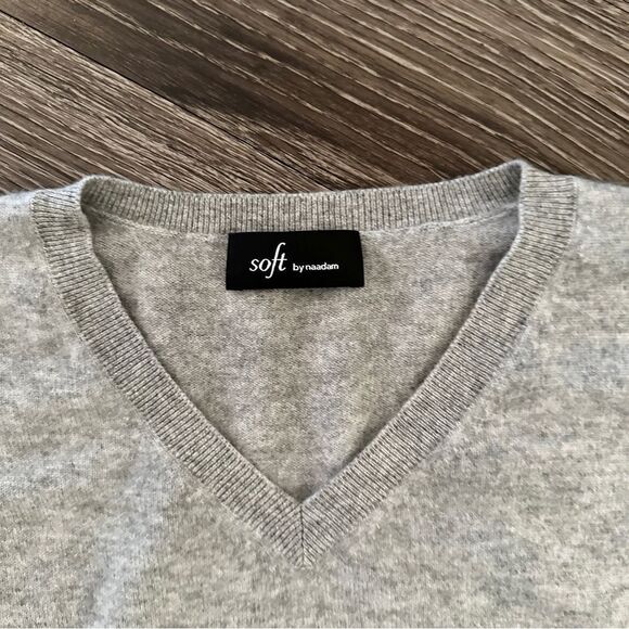 Soft by Naadam 100% Cashmere V-Neck Boyfriend Pullover - Picture 5 of 8